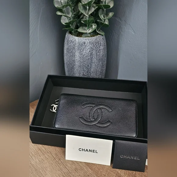 CHANEL Zip Wallet - Picture 2 of 9